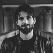 PETRU-KSS-Kolibri-Live-Part-6-Artist-Photo-OMEN-Mood-Square_01_BW-Web